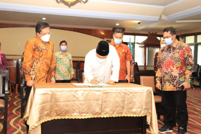 
Tandatangani MoU dengan Kemenkominfo, Kota Pasuruan Siap Menjadi Smart City