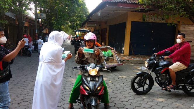 
Ada Pocong Covid-19 Bagi-bagi Masker di Pasar Kebonagung Kota Pasuruan