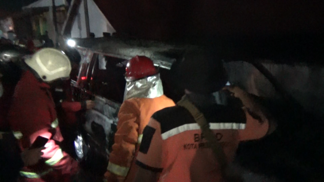 
Ditinggal Silaturahmi Lebaran, Mobil Minibus Tiba-tiba Terbakar di Pinggir Jalan