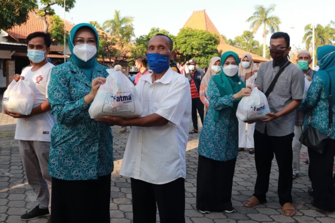 
TP PKK Kota Pasuruan Kembali Salurkan Ratusan Sembako untuk Pengayuh Becak Wisata