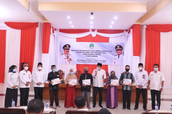 
Wali Kota Pasuruan Salurkan 172 Bantuan Rehabilitasi Rumah Tidak Layak Huni