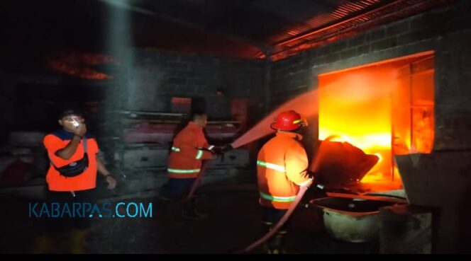 
Pabrik Produksi Bak Mandi di Winongan Ludes Terbakar