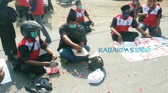 
THR Tak Kunjung Keluar, Puluhan Karyawan di Pasuruan Gelar Aksi Demo