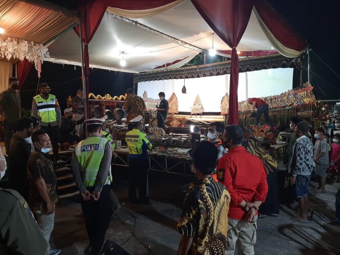 
Tak Kantongi Izin Keramaian, Petugas Bubarkan Hajatan Kades di Sidoarjo