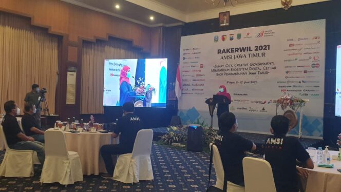 
Soal Digitalisasi Sistem, Gubernur Khofifah Terinspirasi Jack ma