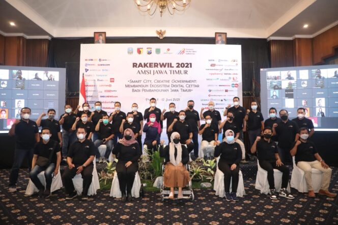 
Gubernur Khofifah Minta AMSI Jatim Kawal Pertumbuhan ‘De Facto Ibu Kota Indonesia