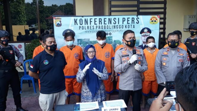 
Polres Probolinggo Kota Bekuk Enam Pengedar Sabu yang Menyasar Remaja