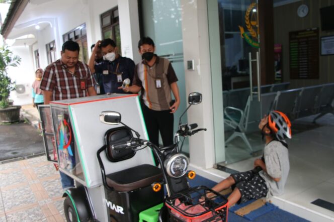 
Gunakan Motor Roda Tiga, Omzet Dagangan Gading Meningkat