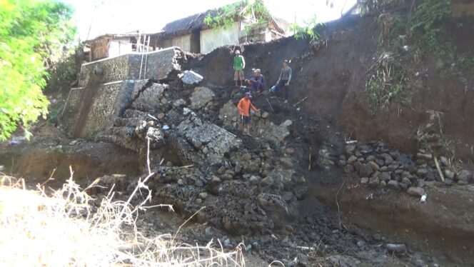 
Plengsengan Jebol, 10 Rumah di Bantaran Sungai Terancam Longsor