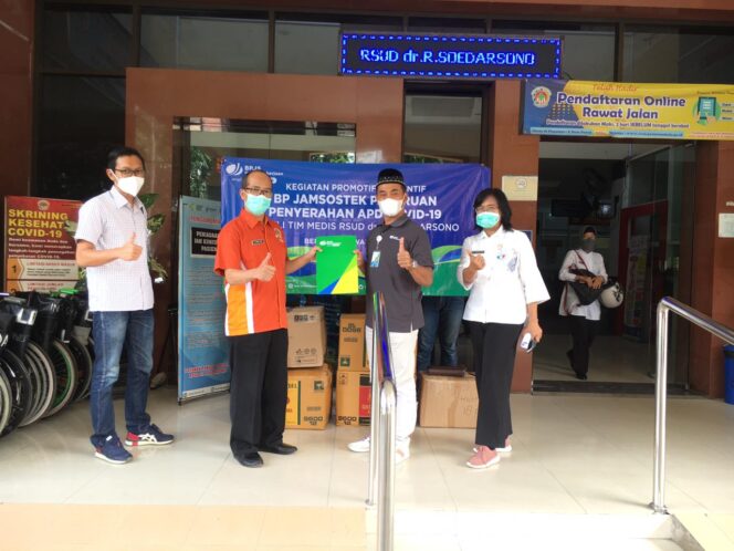 
Peduli Nakes, BPJAMSOSTEK Pasuruan Beri Bantuan Paket APD dengan Total Puluhan Juta