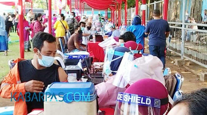 
Vaksinasi Massal di Kota Pasuruan, 3300 Orang Divaksin Covid-19