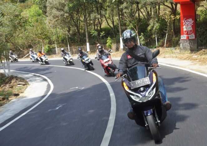 
Cari_Aman Berkendara di Jalan Tanjakan dan Turunan