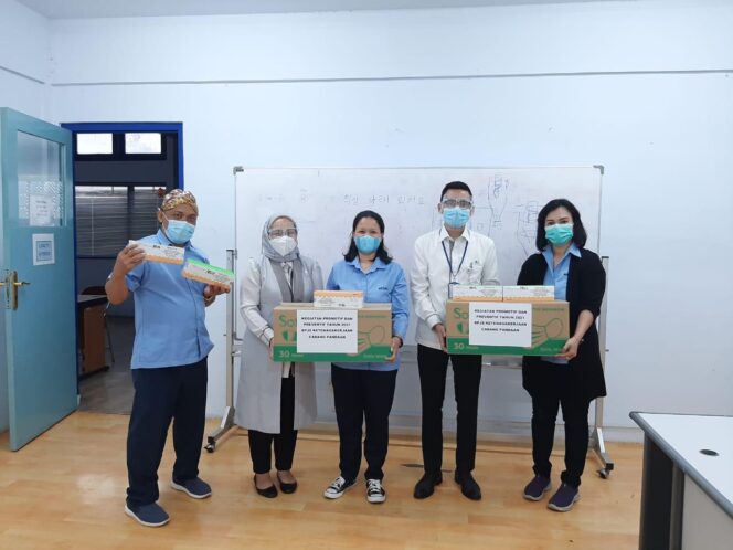 
BPJAMSOSTEK Pasuruan Pandaan Beri Bantuan Masker hingga Vitamin kepada 3 Perusahaan Binaan
