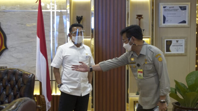 
Moeldoko Kunjungi Kementan Pastikan Ketersediaan Pangan Jelang Idul Adha di Masa Pandemi