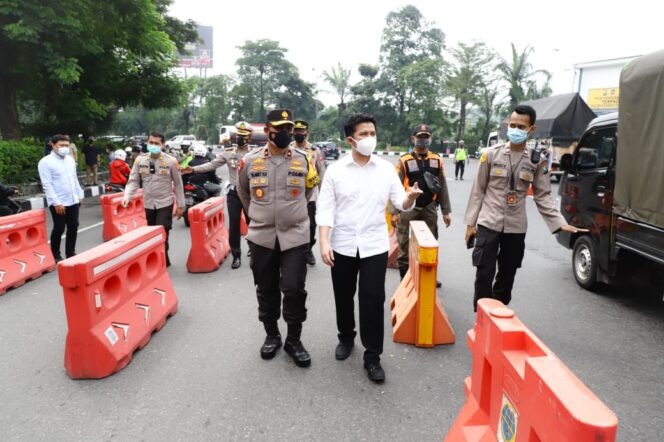 
Hari Pertama PPKM Darurat: Emil dan Eri Kompak Soal Penyekatan di Bundaran Waru