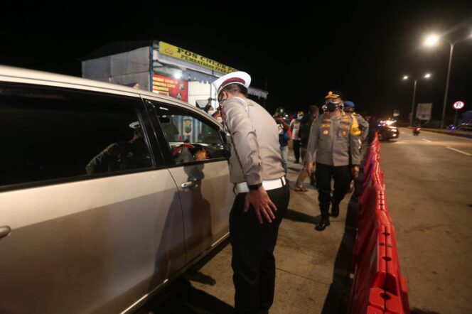 
PPKM Diberlakukan, Polres Probolinggo Perketat Akses Masuk di Dua Titik