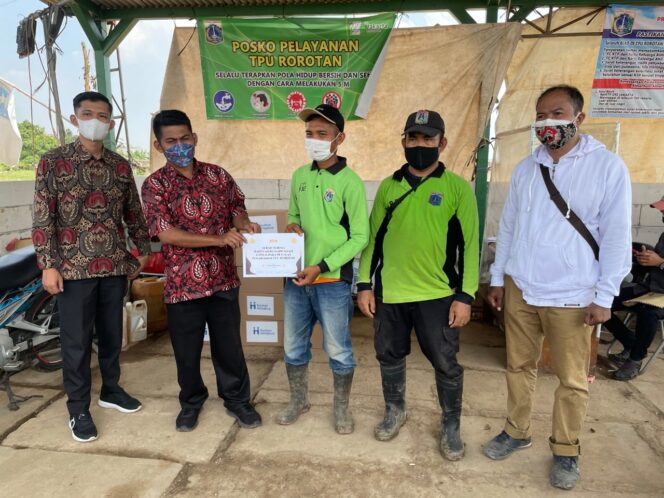 
Staf KSP Serahkan Donasi Perayaan Ulang Tahun Moeldoko Ke Petugas Pemakaman