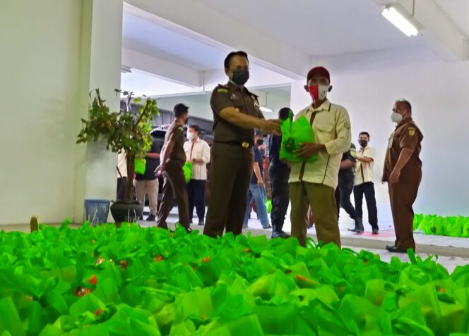 
Kajari Kabupaten Pasuruan Turun Langsung Bagikan Sembako ke Rumah Warga Terdampak PPKM Darurat