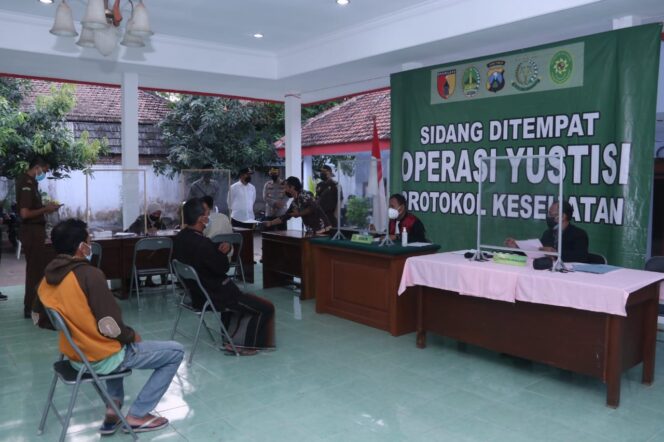 
Gus Ipul dan Mas Adi Pantau Langsung Sidang Tipiring Pelanggar Protokol Kesehatan di Kota Pasuruan