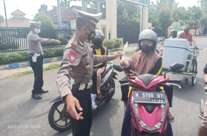 
Satlantas Polres Probolinggo Kota Bagi  Paket Daging di Pos Pembatasan