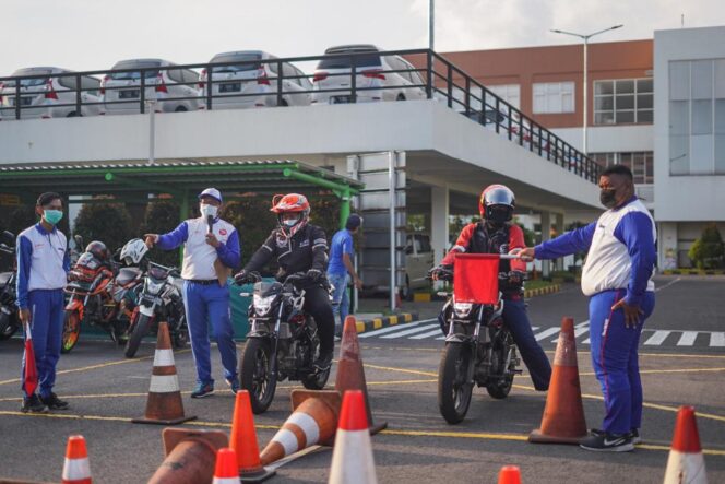 
Waspadai Bahaya Blind Spot Ketika Berkendara