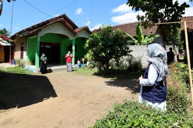 
Bupati Ipuk Kirim Vitamin dan Sembako ke Warga yang Jalani Isoman