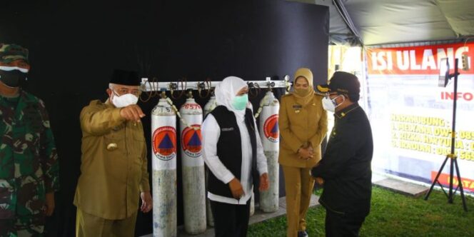 
Oksigen Langka, Gubernur Jatim Membuka Pengisian Oksigen Gratis