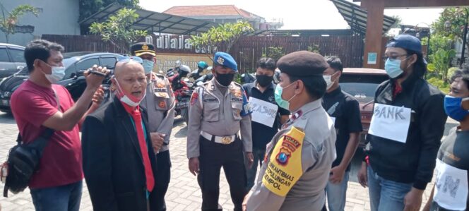 
Berharap PPKM Berakhir, Henry Ki Demang Lakukan Aksi Tunggal Ajak Masyarakat Perketat Prokes