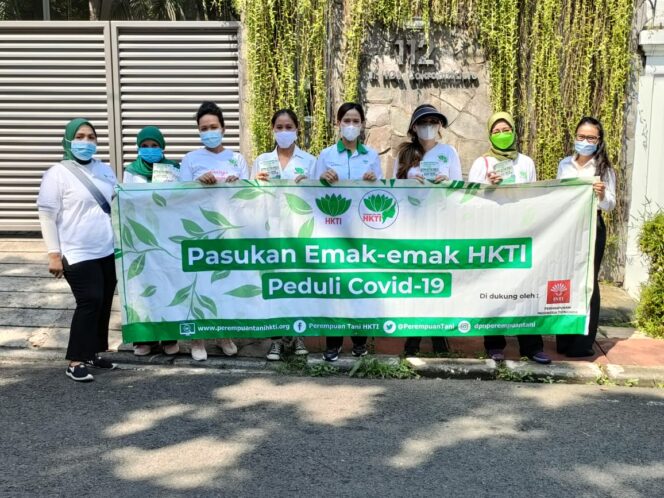 
Emak-Emak Himpunan Tani Blusukan Bagikan Sembako