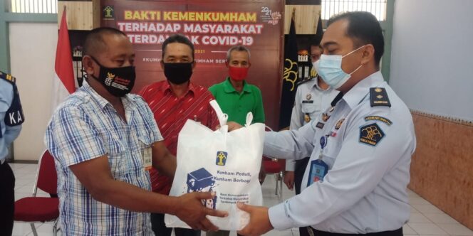 
Lapas Kelas IIB Pasuruan Bagikan Sembako untuk Warga Terpapar Covid-19