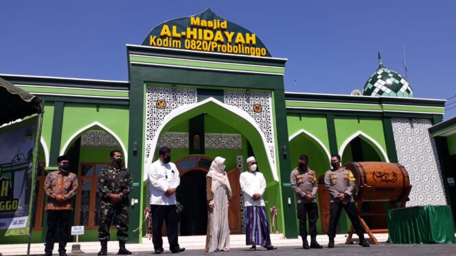 
Resmikan Masjid AL Hidayah Kodim 0820 dengan Prokes Ketat, Ini Pesan Ketua Komisi IV DPR – RI