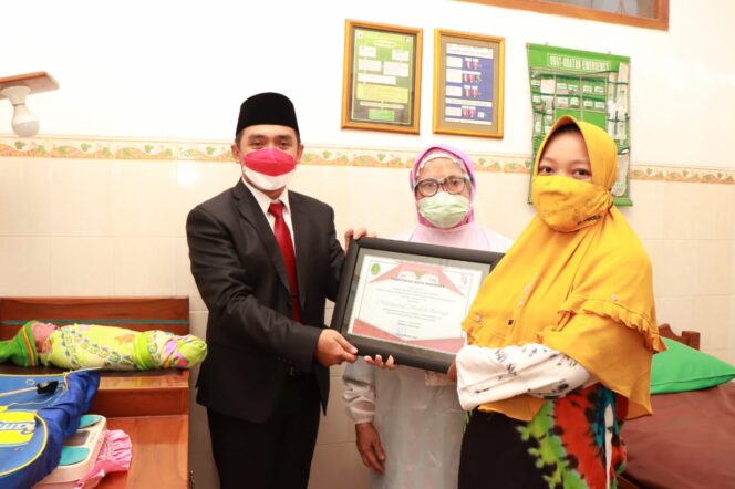 
Pemkot Pasuruan Berikan Akte Kelahiran Langsung Jadi untuk Bayi Lahir Tepat di HUT Kemerdekaan