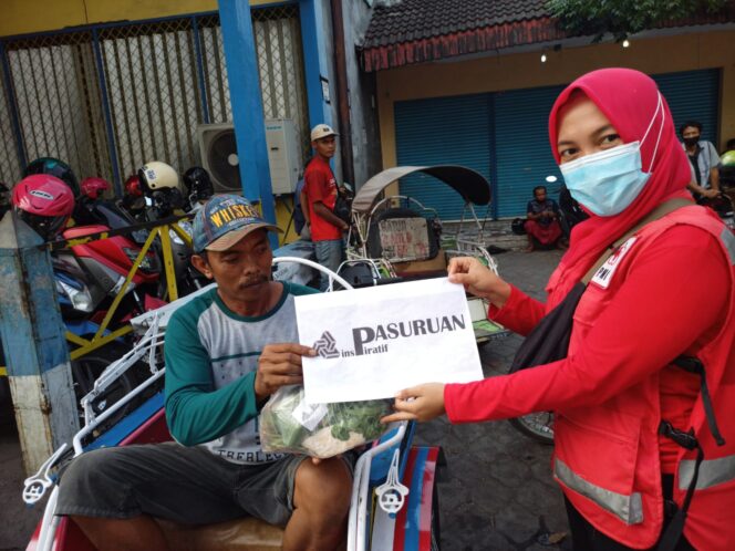 
Ajak Pemuda Peduli Sesama, Komunitas Pasuruan Inspiratif Bagikan Ratusan Paket Sayur dan Lauk untuk PKL