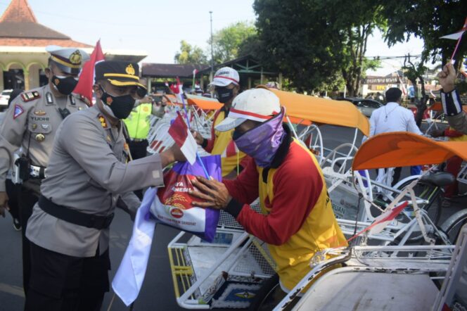 
Pasang Bendera Merah – Putih, Komunitas Becak Wisata Kota Pasuruan Dapat Paket Sembako dari Polisi