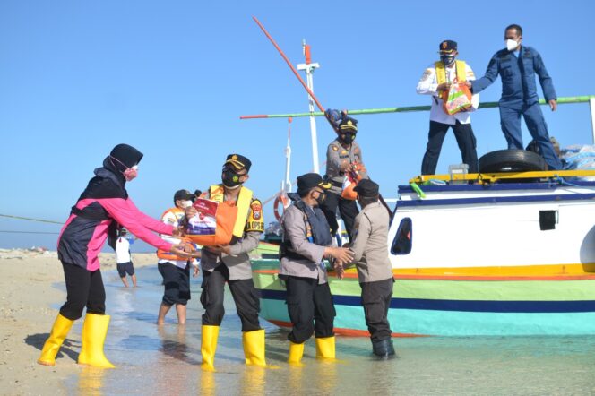 
Warga Terdampak PPKM 4 di Pulau Gili Ketapang Dapat Bansos 2 Ton