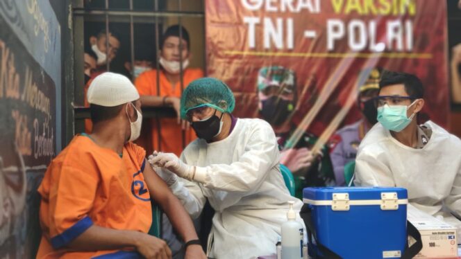 
Puluhan Tahanan Polres Probolinggo Kota Divaksin