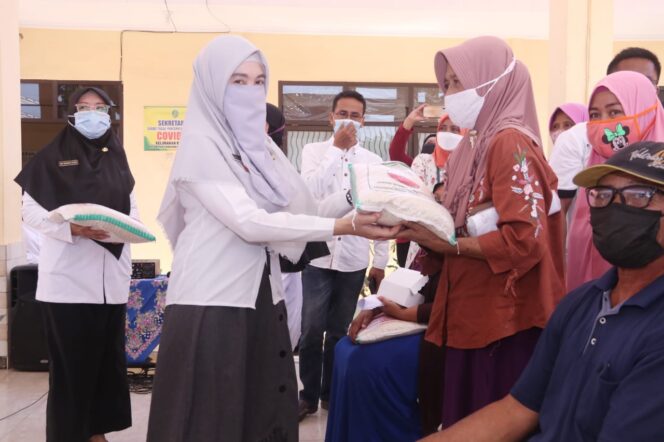 
Bantu Masyarakat Terdampak Covid-19, Pemkot Pasuruan Bagikan Sembako di Kelurahan Bugul Lor
