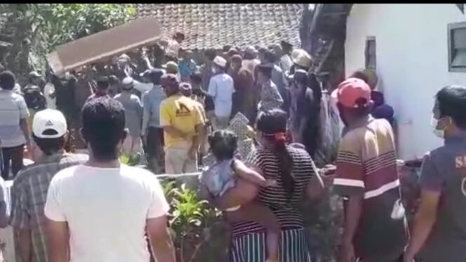 
Warga di Probolinggo Bongkar Paksa Peti Jenazah