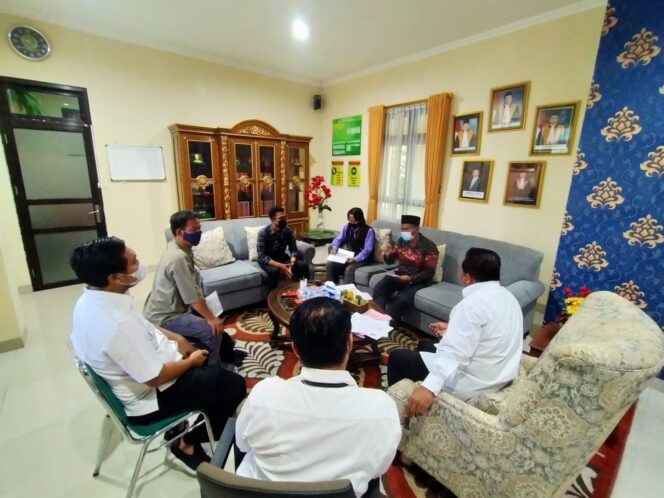 
Kekeliruan Surat Keterangan Tidak Pernah Sebagai Terpidana Bacakades Tuai Sorotan Dewan