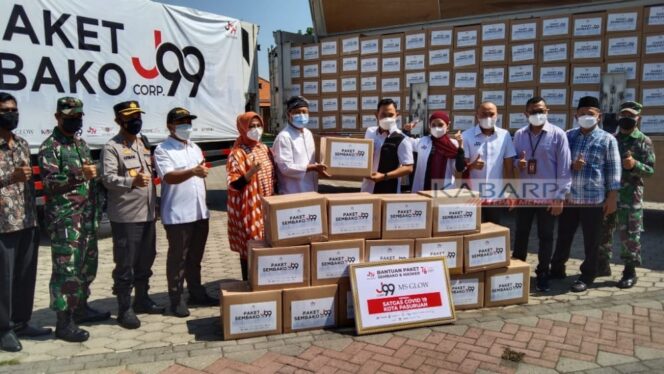 
J99 Corp Salurkan Ribuan Paket Sembako dan Masker untuk Warga Pasuruan