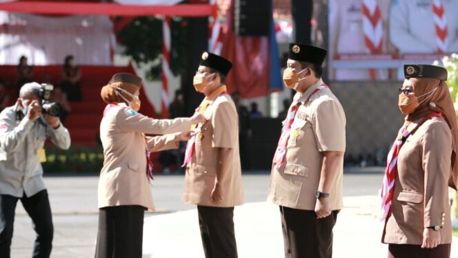 
Wali Kota Pasuruan Terima Lencana Jer Basuki Mawa Beya Emas dari Gubernur Jawa Timur