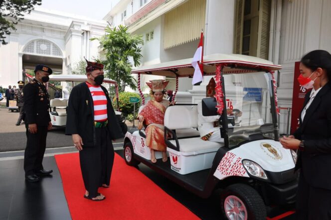 
Gunakan Pakaian Madura di HUT RI, Bentuk Penghargaan Ketua DPD RI untuk Budaya Nusantara