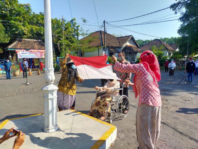 
Gelar Upacara Unik, Warga Bangil Dapat Paket Sembako