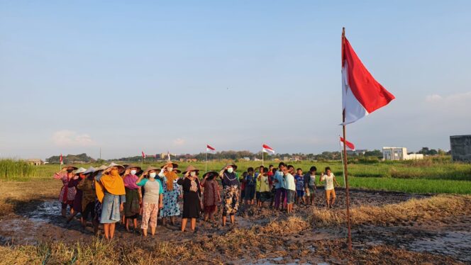
Agustusan, Warga Masangan Upacara di Lumpur Sawah