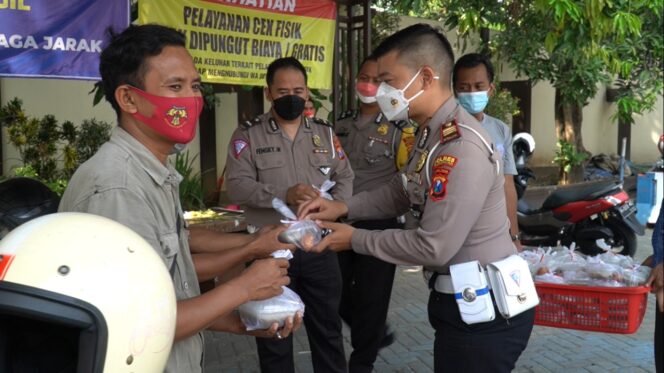 
Dukung Gizi Wajib Pajak, Satlantas Polres Pasuruan Bagi-bagi Bubur Kacang Ijo