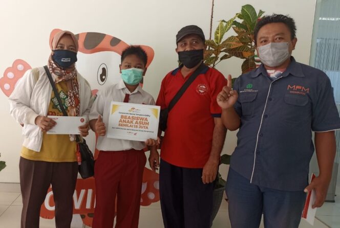 
MPM Honda Jatim Salurkan Beasiswa Pendidikan untuk Anak Asuh