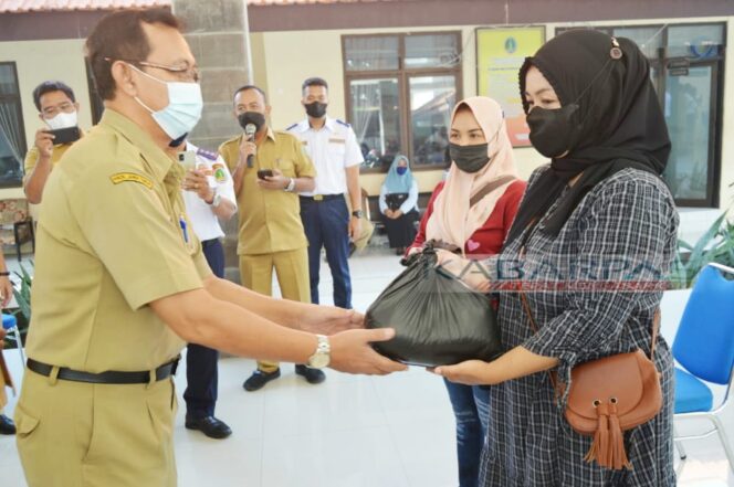 
Puluhan Pelaku Seni di Kota Pasuruan Dapat Bingkisan Paket Sembako