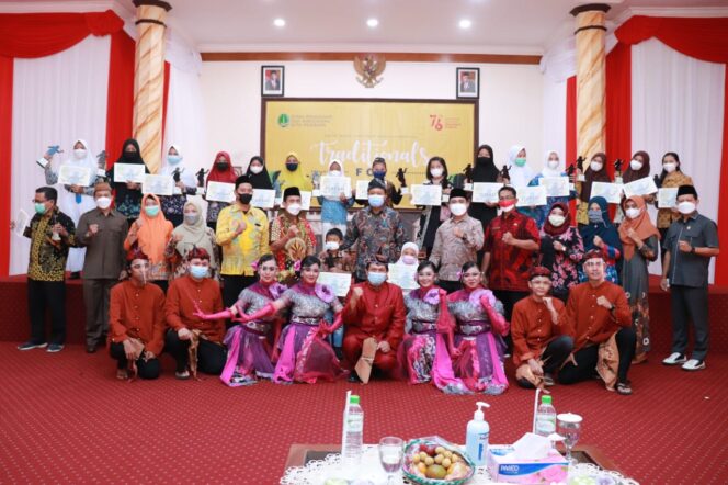 
Apresiasi Bakat Pelajar, Gus Ipul Serahkan Hadiah Lomba Social Media Tradisional Dance