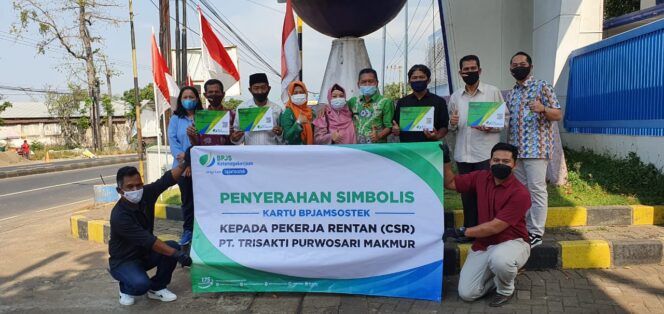 
PT Trisakti Purwosari Makmur Serahkan Simbolis Kartu BPJAMSOSTEK ke Pekerja Rentan (CSR)