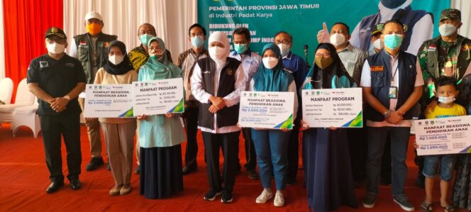 
Kunjungi Vaksinasi PT. Jatim Autocam Indonesia, Gubernur Khofifah Serahkan Manfaat BPJAMSOSTEK
